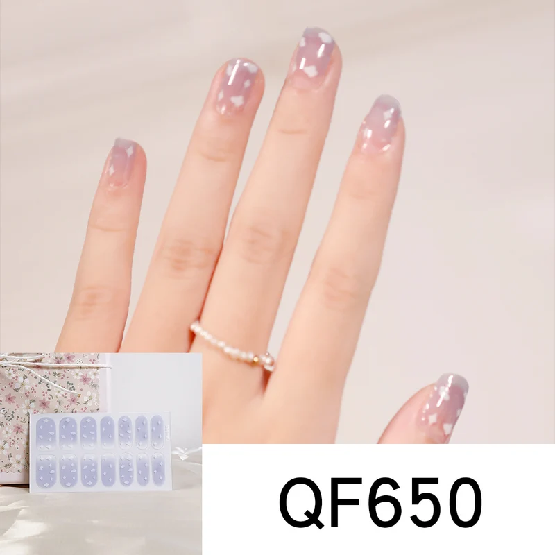 Künstliche Nagelkunst mit herzförmigen Designs und sanften Farbverläufen Karnz