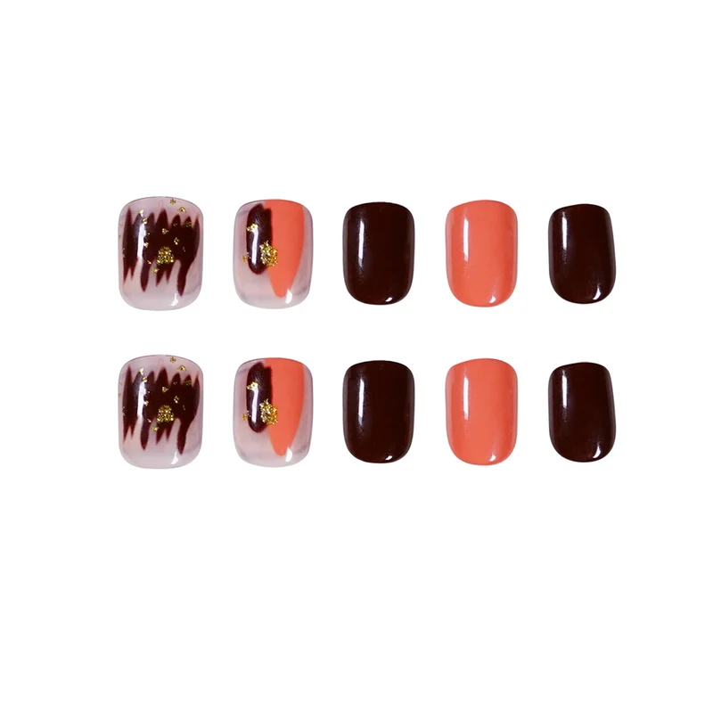 Künstliche Nagelkunst mit Goldverzierungen Karnz