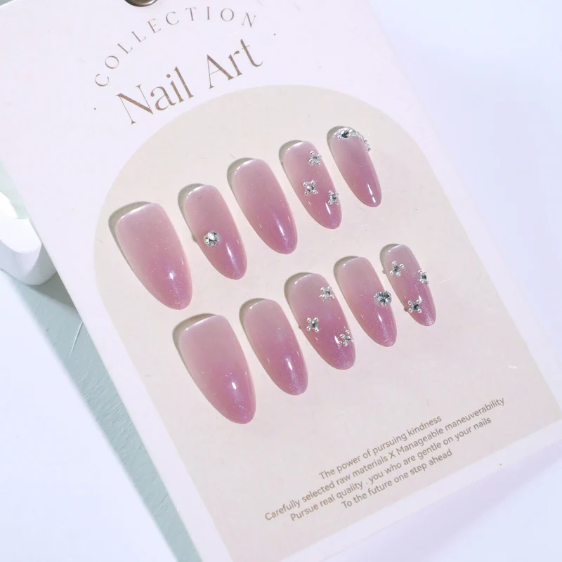 Künstliche Nagelkunst mit Glitzerverzierungen Karnz