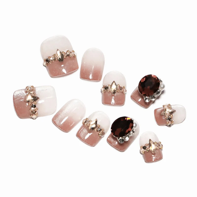 Künstliche Nagelkunst mit Glitzer- und Schmuckverzierungen Karnz