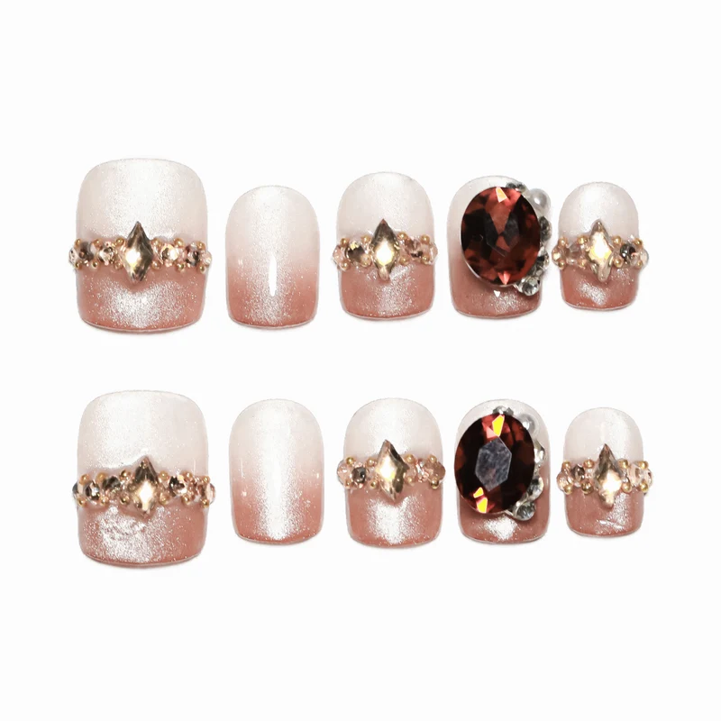 Künstliche Nagelkunst mit Glitzer- und Schmuckverzierungen Karnz