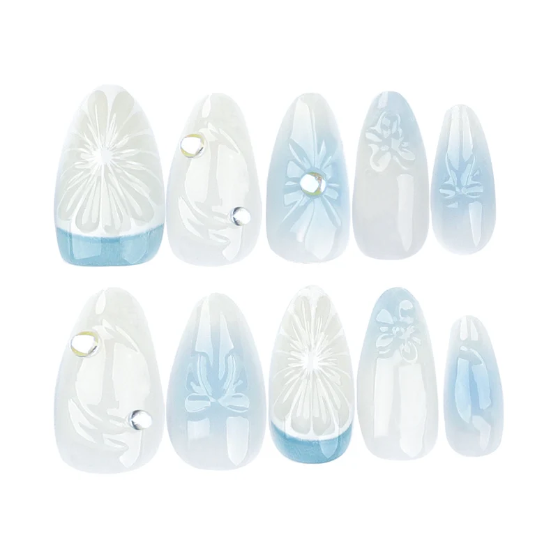 Künstliche Nagelkunst mit floralen und dekorativen Elementen Karnz