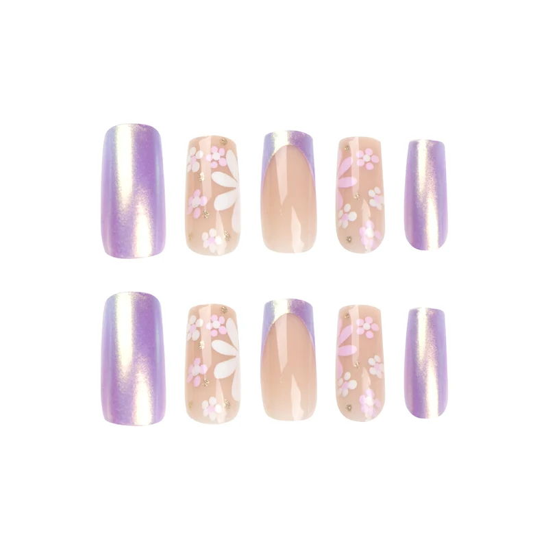 Künstliche Nagelkunst mit floralen Mustern und Glanz Karnz