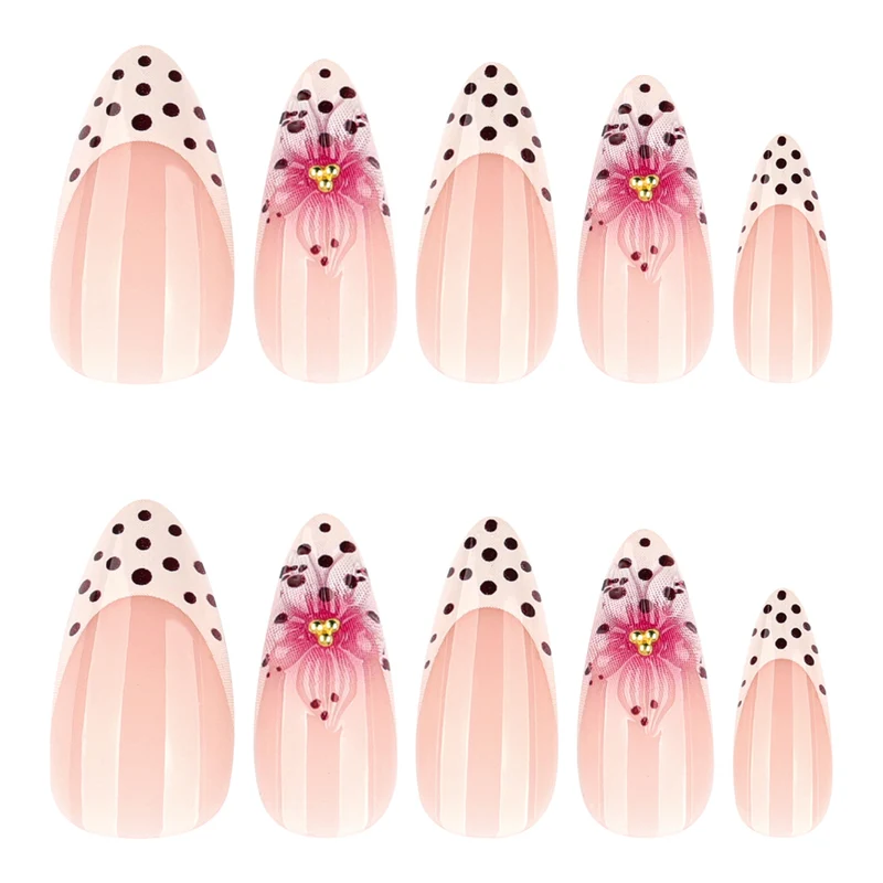 Künstliche Nagelkunst mit floralen Akzenten Karnz