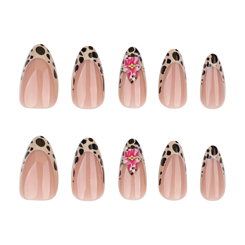 Künstliche Nagelkunst mit floralem Design und stilvollem Leopardenmuster Karnz