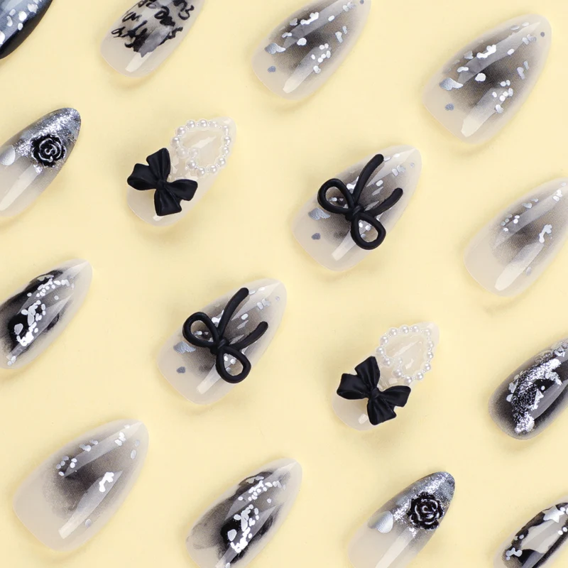 Künstliche Nagelkunst mit einzigartigem Schwarz-Weiß-Design Karnz