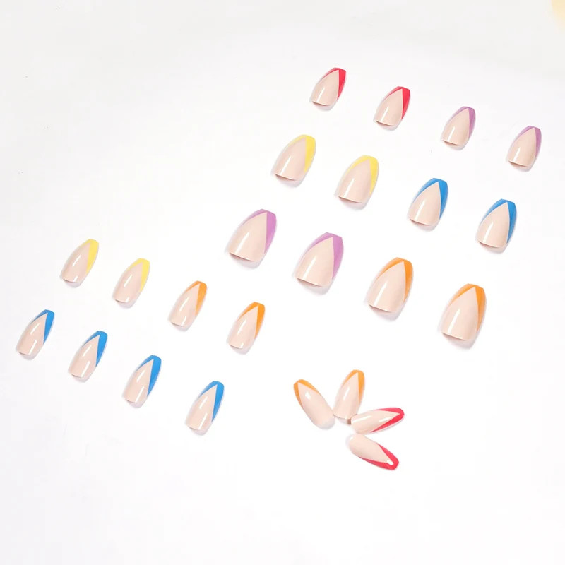 Künstliche Nagelkunst mit bunten Spitzen und eleganten akzentuierten Designs Karnz