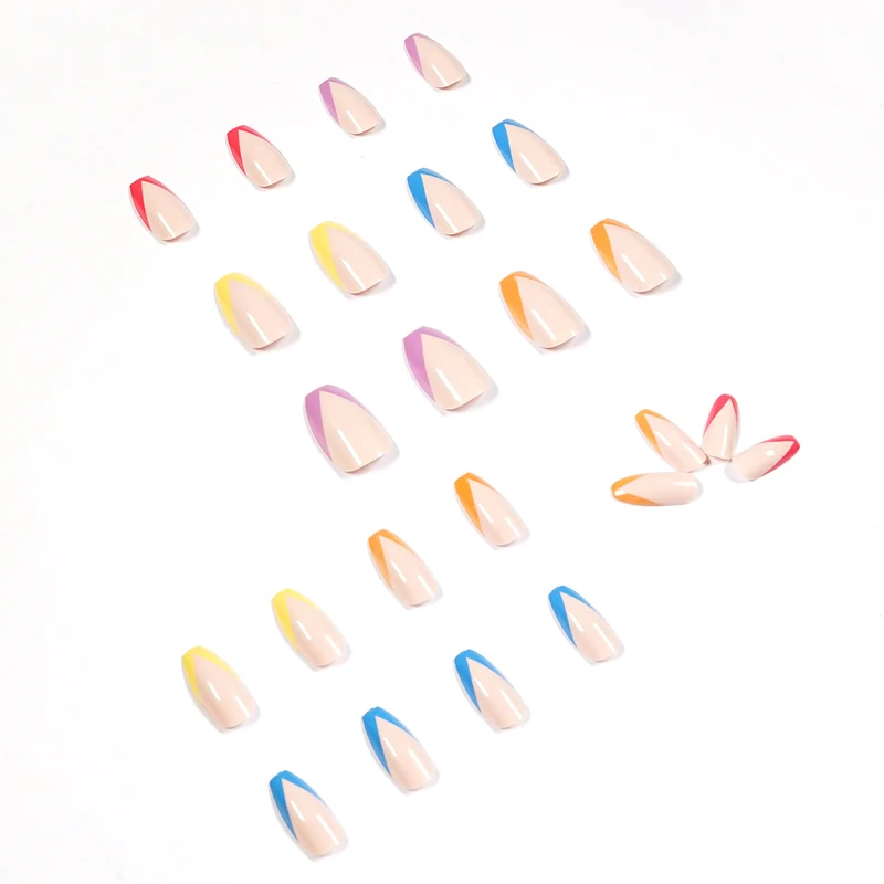 Künstliche Nagelkunst mit bunten Spitzen und eleganten akzentuierten Designs Karnz