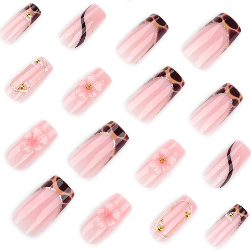 Künstliche Nagelkunst mit Blumen- und Glitzereffekten Karnz