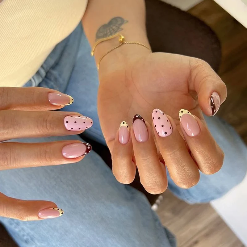 Künstliche Nagelkunst im eleganten Design mit kreativen Akzenten Karnz