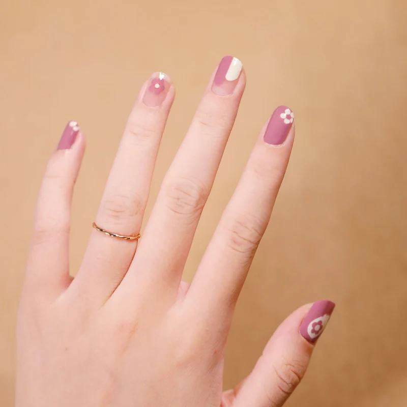 Künstliche Nagelgestaltung mit Herz-Motiv Karnz