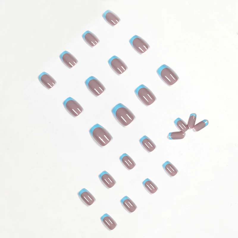 Künstliche Nägel mit kreativem French-Tip Design Karnz