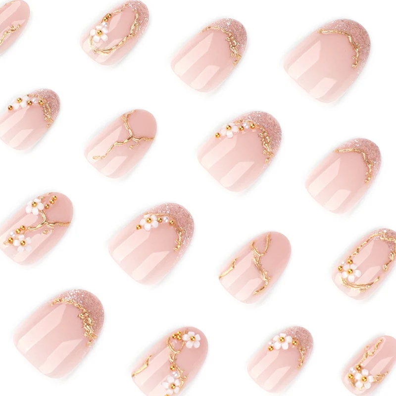 Kunstvolle und elegante Nagelkunst mit floralen Elementen Karnz