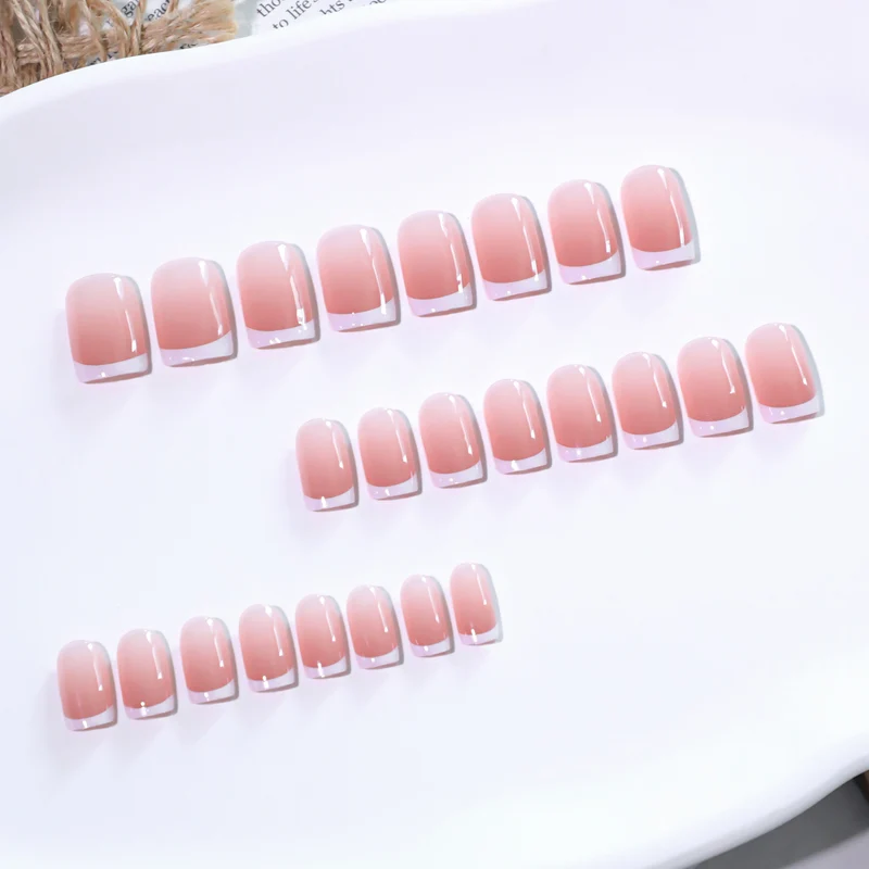 Elegante French Maniküre Nagelkunst Karnz