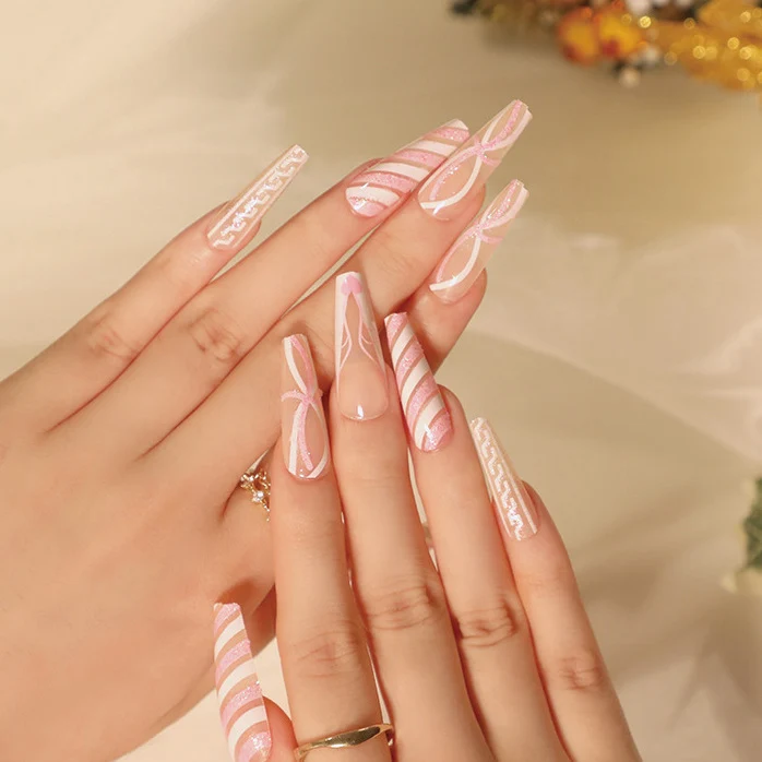 Elegante Acryl-Nägel mit goldenen Akzenten Karnz