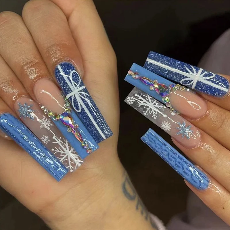 Elegante Acryl-Nägel mit goldenen Akzenten Karnz