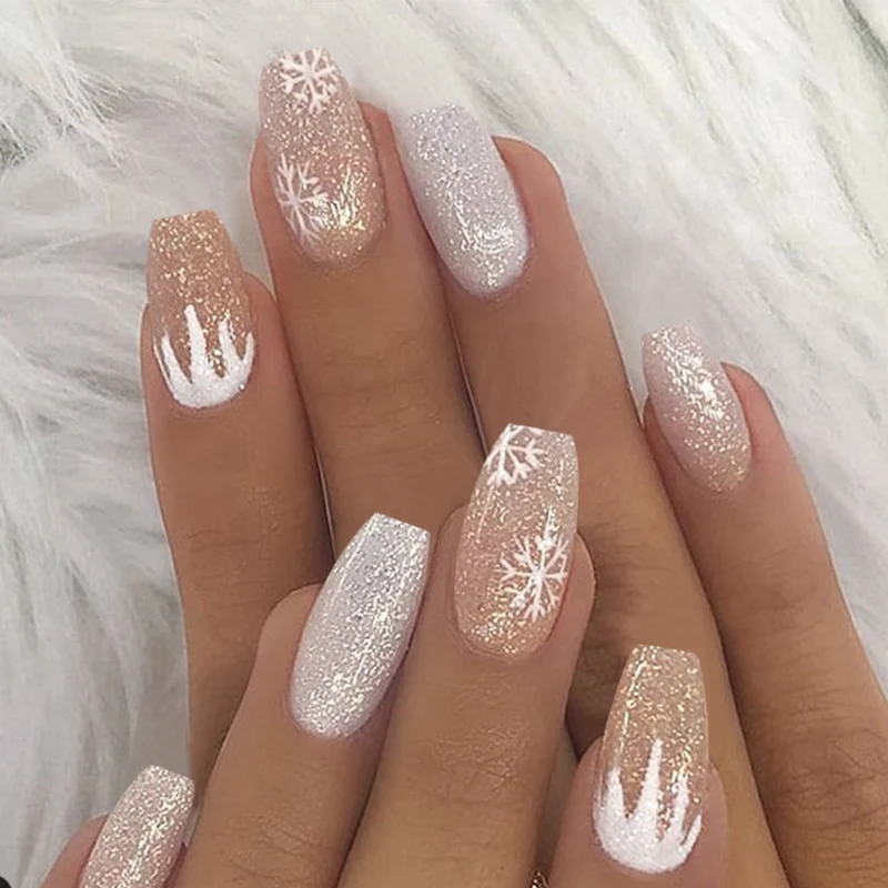 Elegante Acryl-Nägel mit goldenen Akzenten Karnz