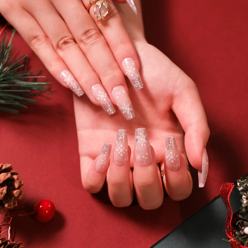 Elegante Acryl-Nägel mit goldenen Akzenten Karnz