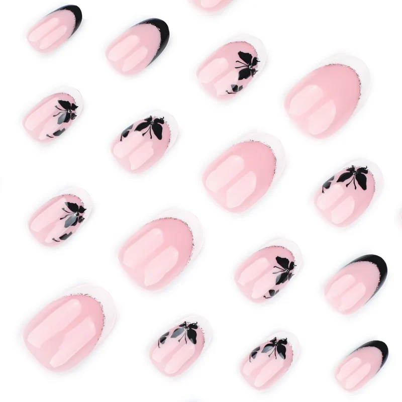 Elegant gestaltete Nagelkunst mit Schmetterlingsmotiv Karnz