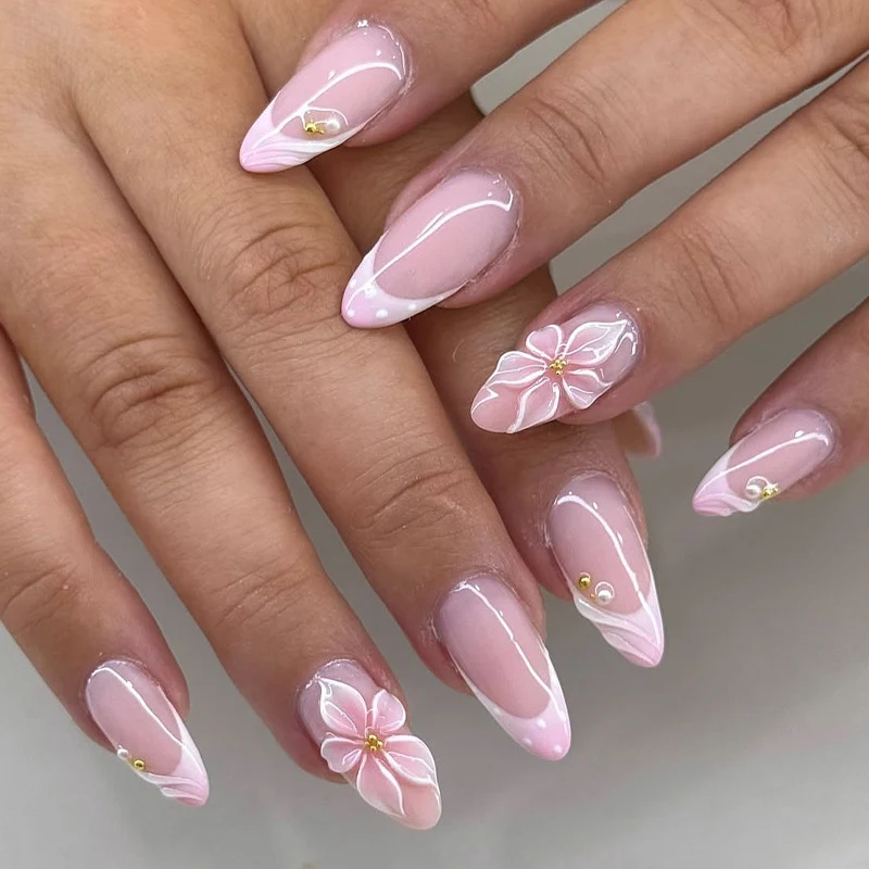 Kreatives Kunstnagelset mit zarten Blüten- und Glitzerdetails Karnz