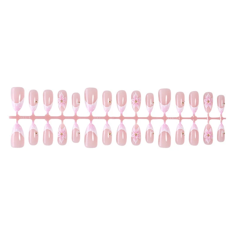 Kreatives Kunstnagelset mit zarten Blüten- und Glitzerdetails Karnz