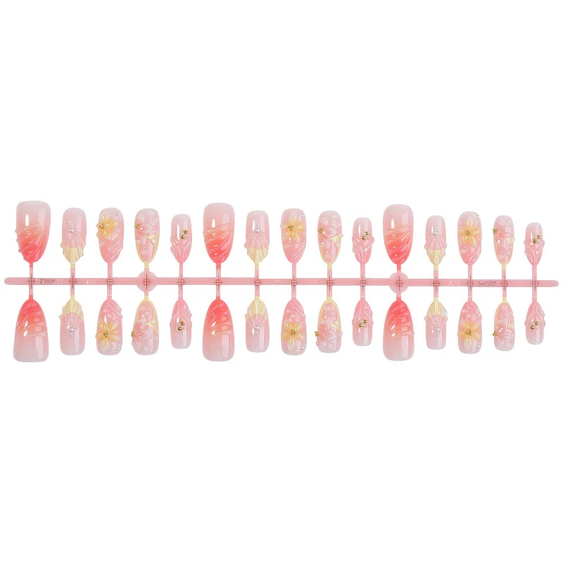 Kreatives Kunstnagelset mit zarten Blüten- und Dekorationselementen Karnz