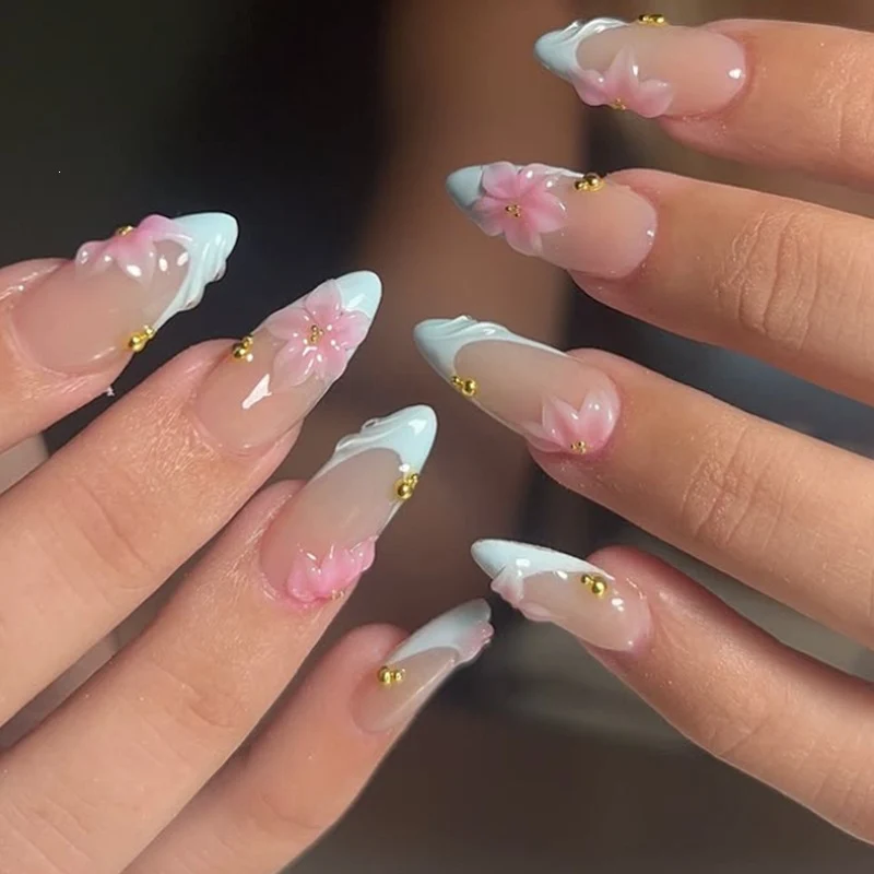 Kreatives Kunstnagelset mit zarten Blüten-Design und Glitzerakzenten Karnz