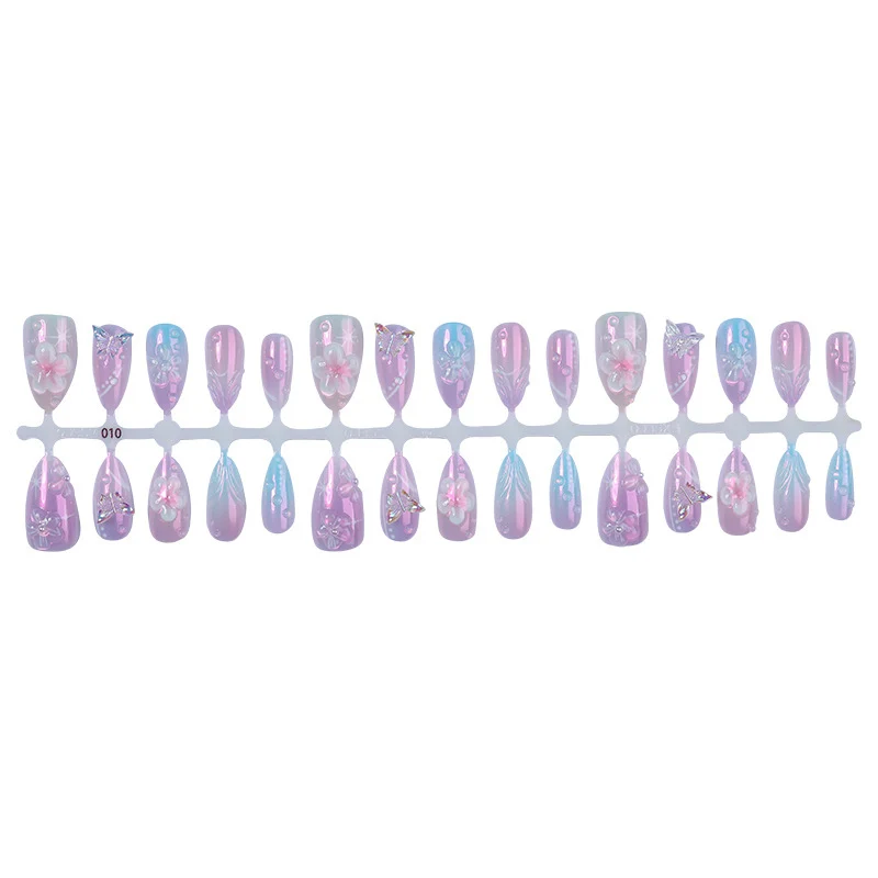 Kreatives Kunstnagelset mit zarten Blumen- und Glitzerdetails Karnz