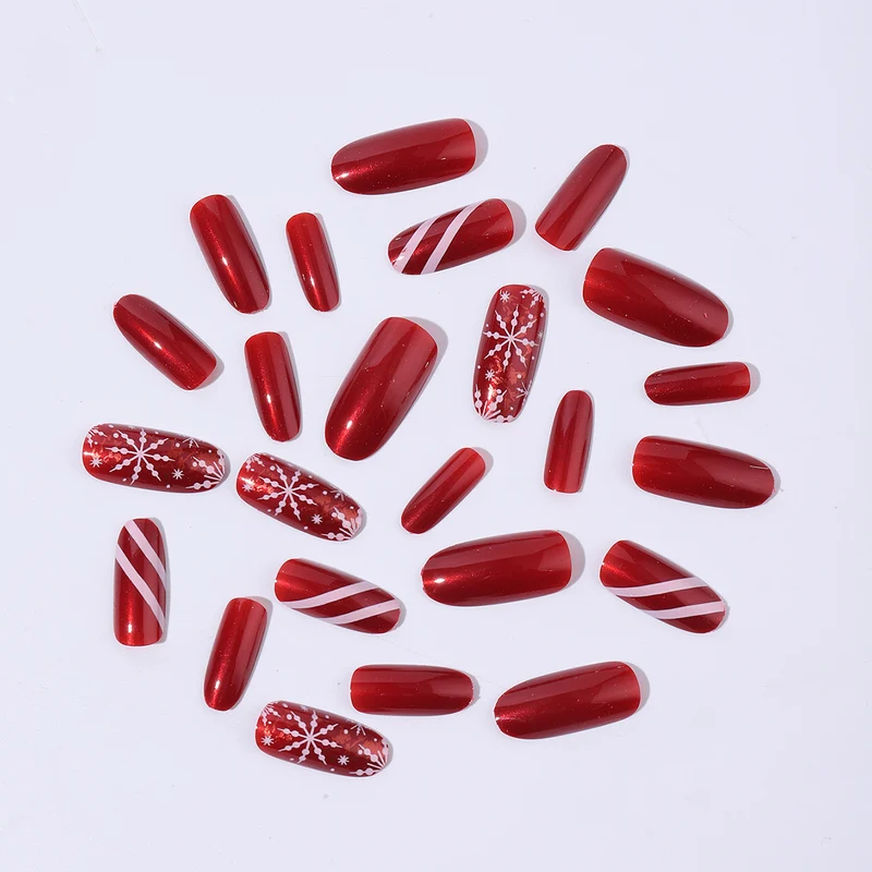 Kreatives Kunstnagelset mit winterlichen Motiven und glamourösem Glitzer Karnz