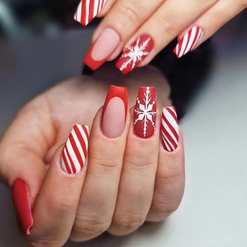 Kreatives Kunstnagelset mit winterlichen Motiv- und Glitzereffekten Karnz