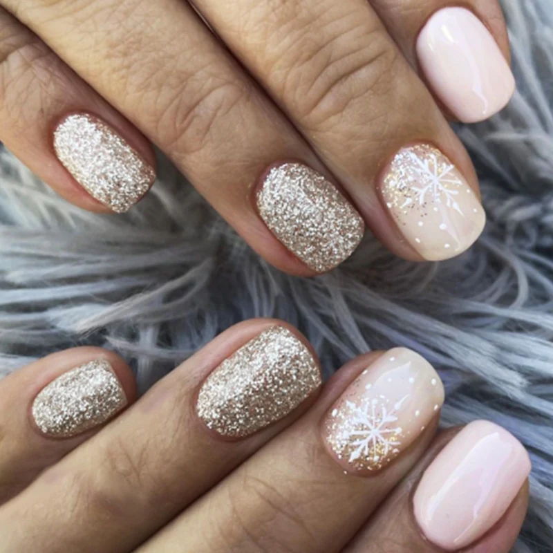 Kreatives Kunstnagelset mit winterlichen Motiv- und Glitzereffekten Karnz