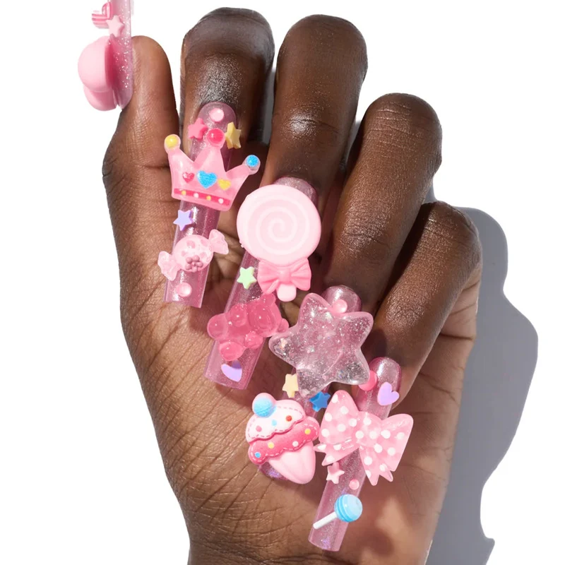 Kreatives Kunstnagelset mit verspielten Motiven und Glitzerakzenten Karnz