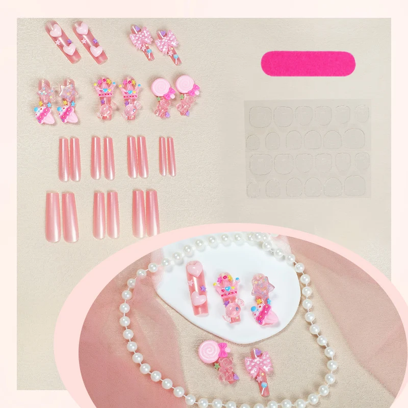 Kreatives Kunstnagelset mit verspielten Motiven und Glitzerakzenten Karnz