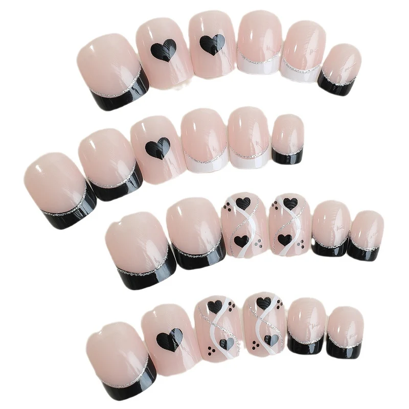 Kreatives Kunstnagelset mit süßem Herzdesign Karnz