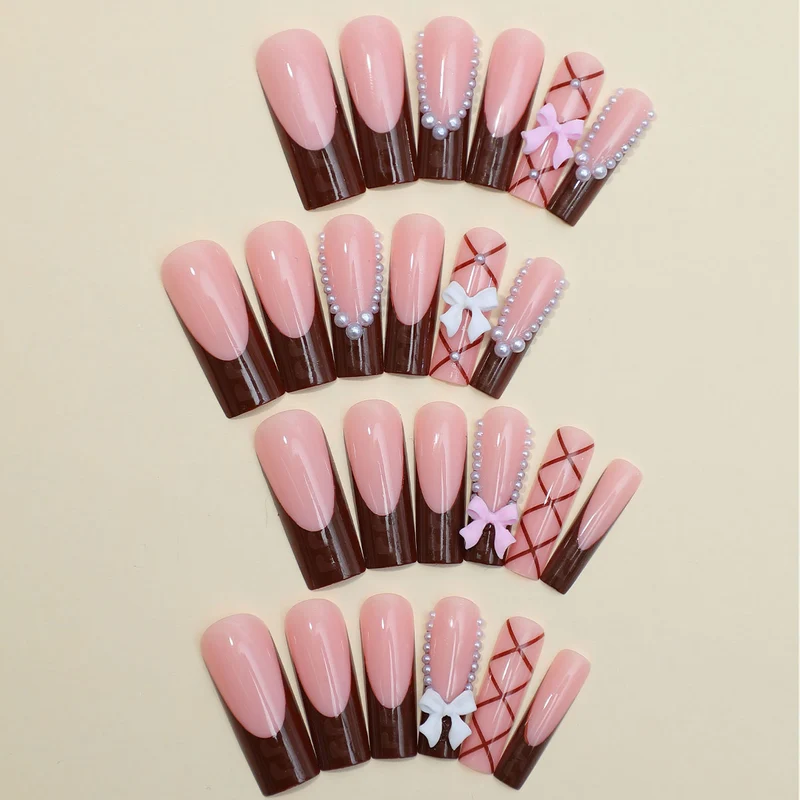 Kreatives Kunstnagelset mit stilvollen Schleifen- und Glitzerakzenten Karnz
