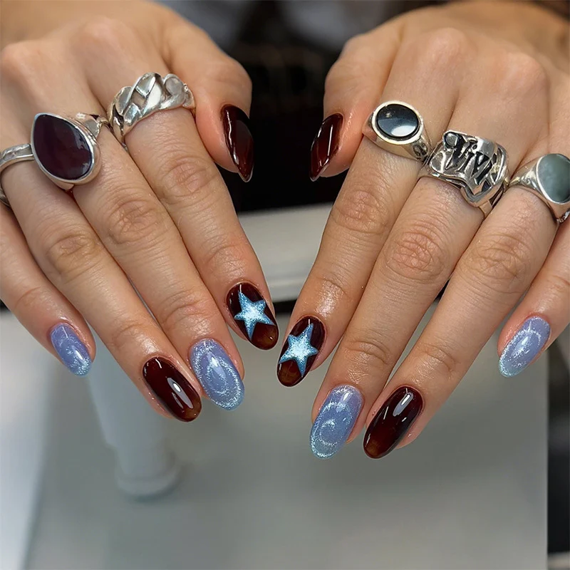 kreatives Kunstnagelset mit sternförmigen Akzenten Karnz