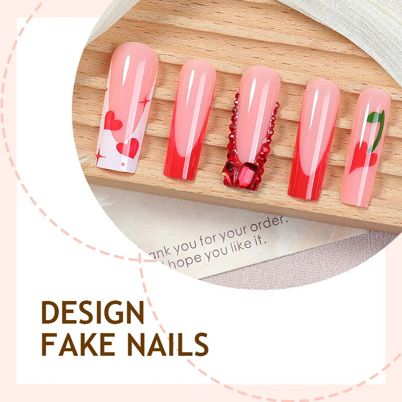 Kreatives Kunstnagelset mit romantischen Herzmotiven und Glitzerakzenten Karnz