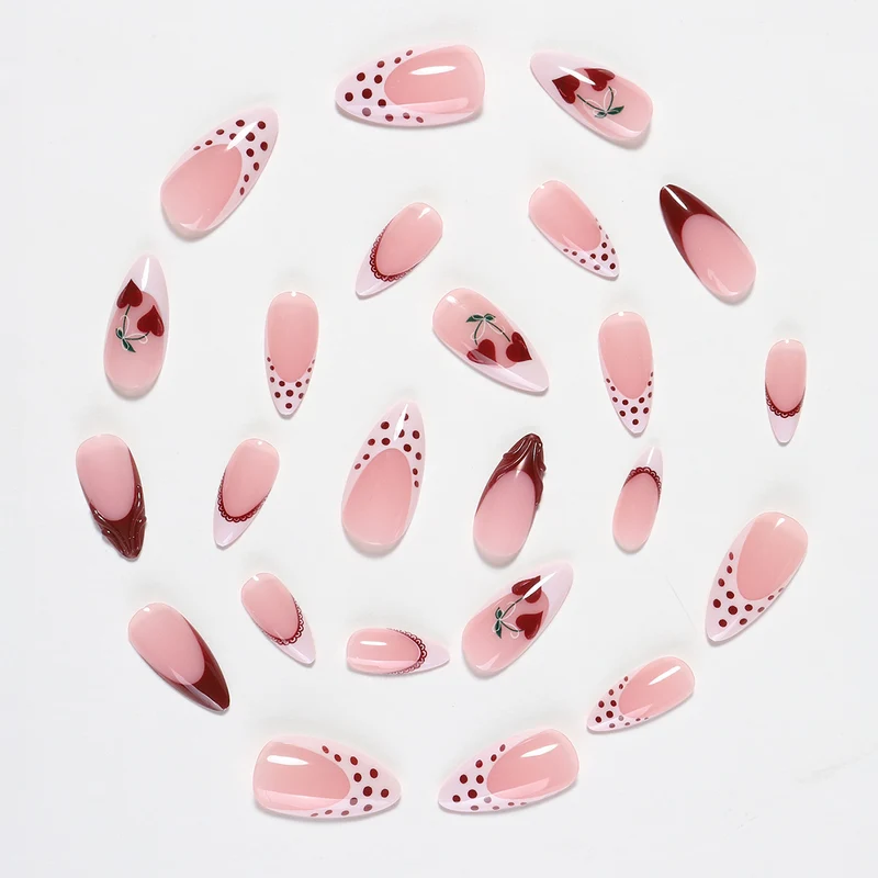 Kreatives Kunstnagelset mit romantischem Herz-Design und verspielten Akzenten Karnz