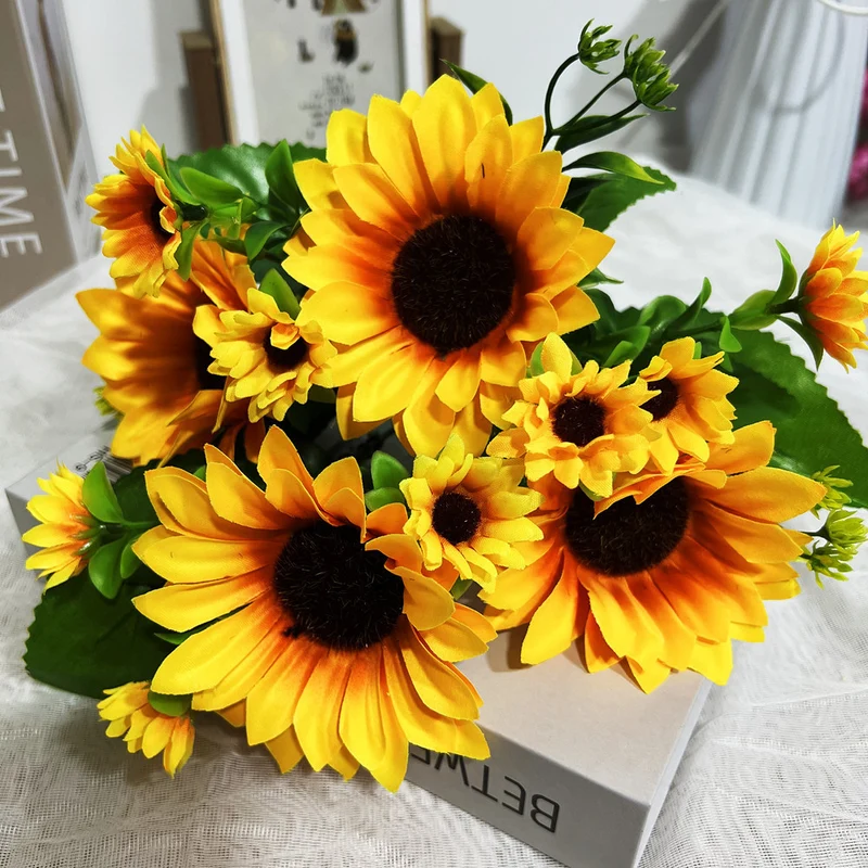 Dekorativer Sonnenblumenstrauß