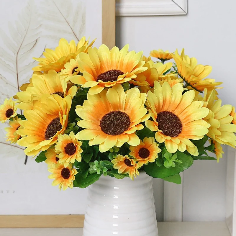 Dekorativer Sonnenblumenstrauß