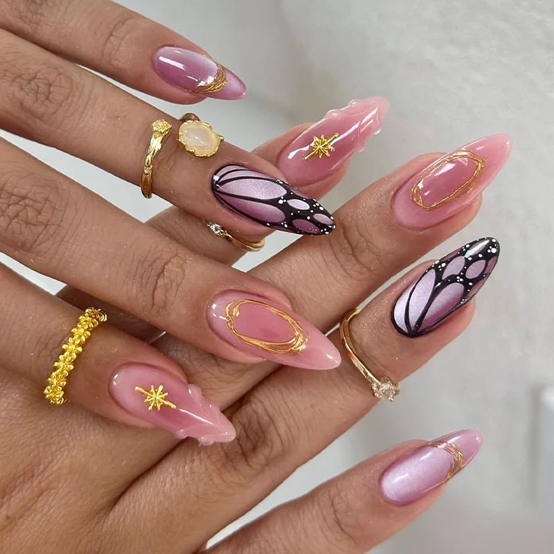 Kreatives Kunstnagelset mit rhinestones und glitzernden Akzenten Karnz