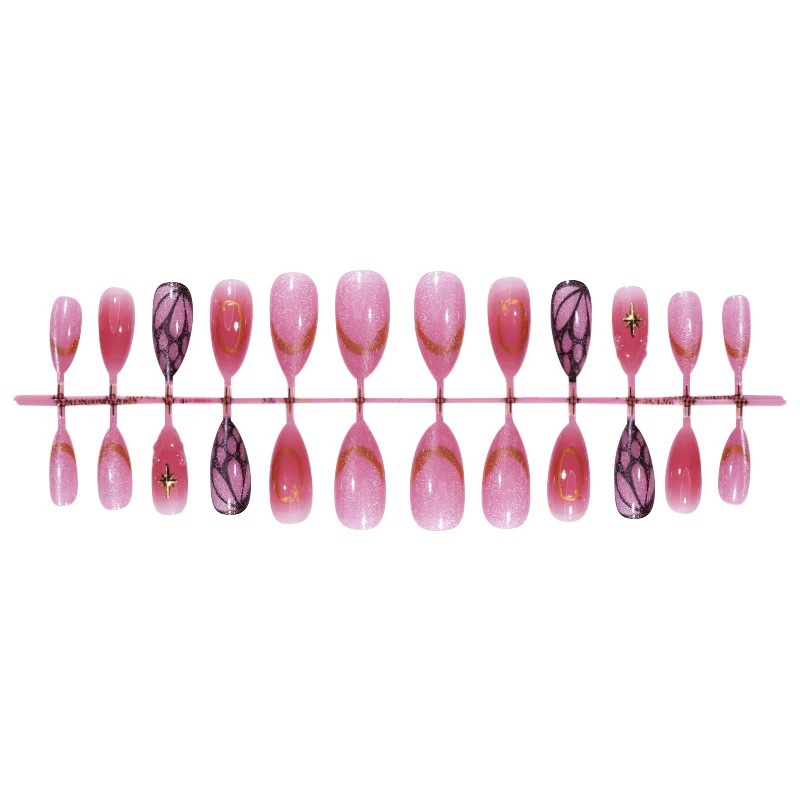 Kreatives Kunstnagelset mit rhinestones und glitzernden Akzenten Karnz
