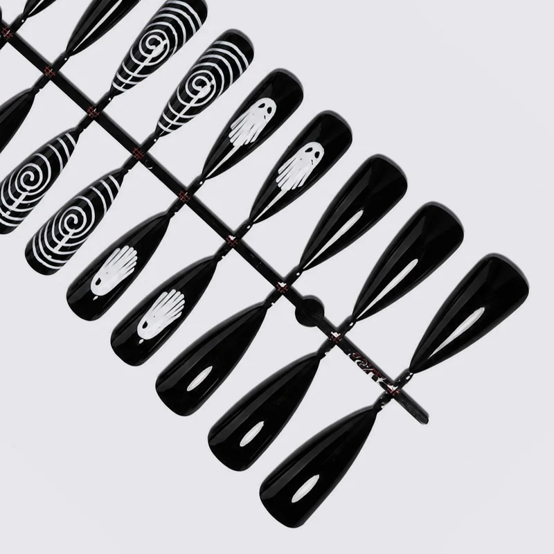 Kreatives Kunstnagelset mit mystischen Motiven Karnz