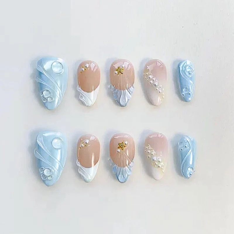 kreatives Kunstnagelset mit maritimen Motiven und funkelnden Akzenten Karnz