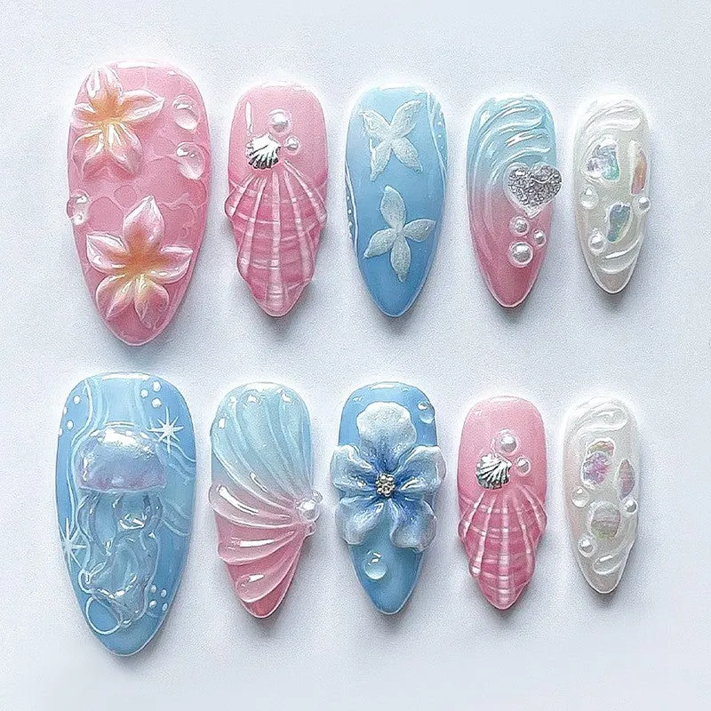 kreatives Kunstnagelset mit maritimen Motiven und funkelnden Akzenten Karnz