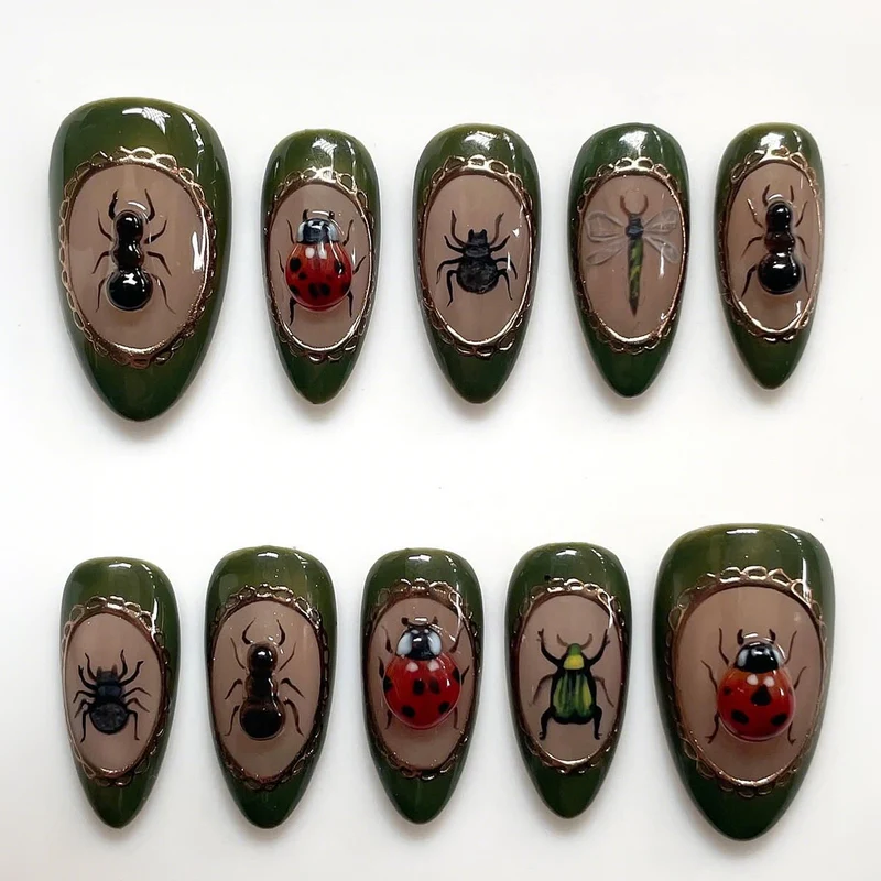 kreatives Kunstnagelset mit maritimen Motiven und funkelnden Akzenten Karnz