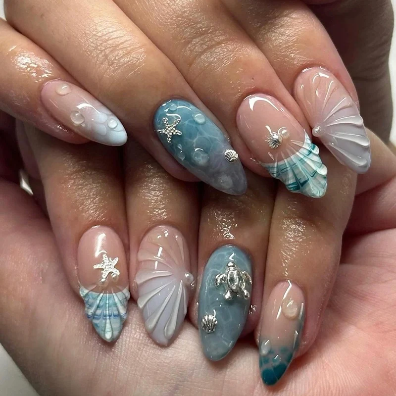 Kreatives Kunstnagelset mit maritimen Akzenten und Glitzerverzierungen Karnz