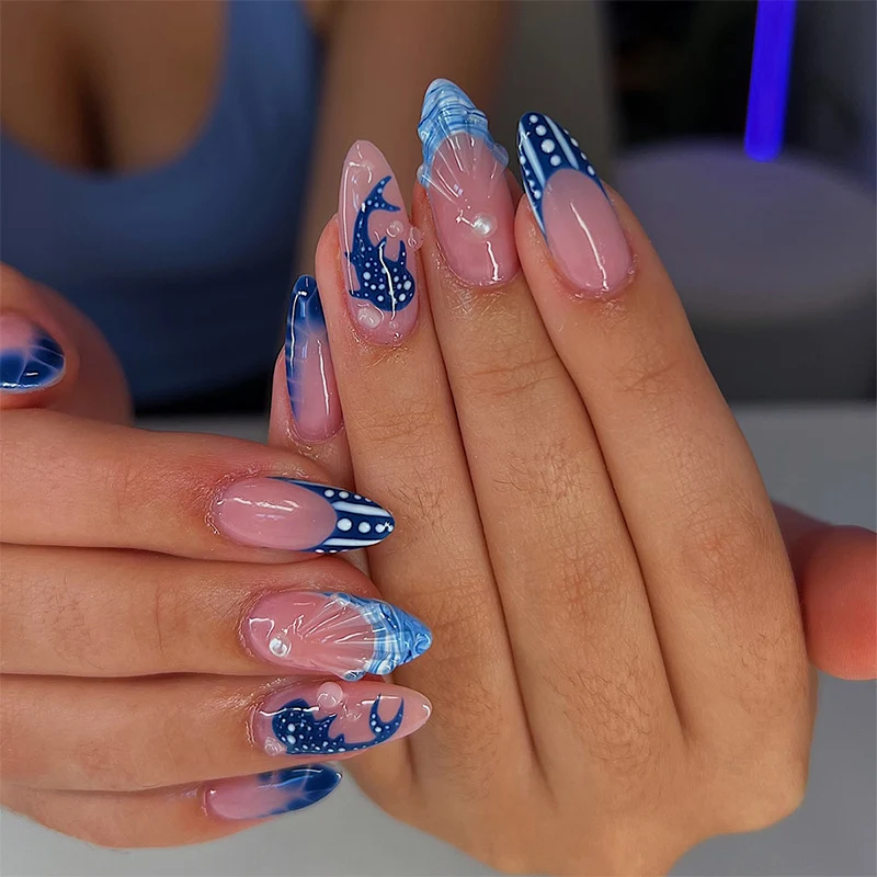 Kreatives Kunstnagelset mit maritimem Design und eleganten Akzenten Karnz