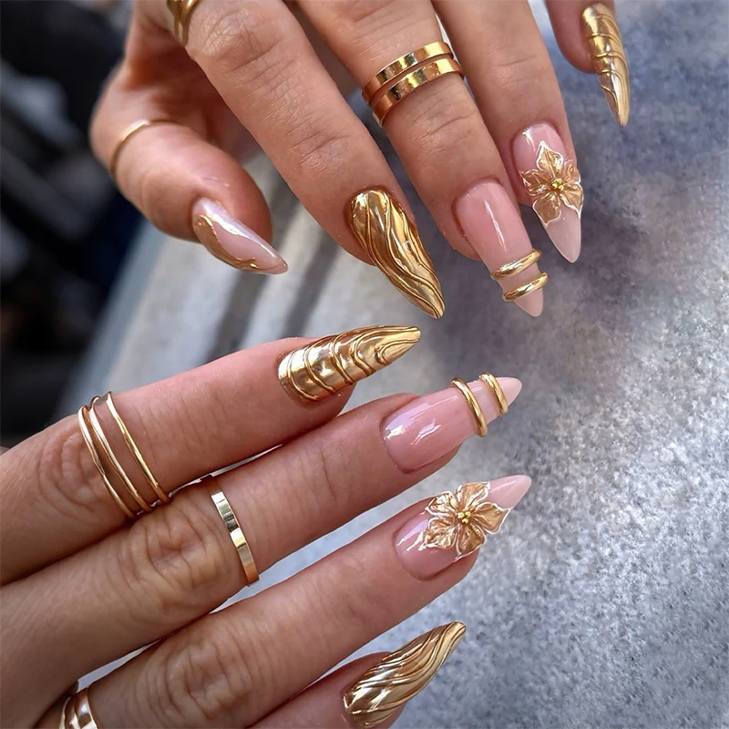 Kreatives Kunstnagelset mit luxuriösen Goldverzierungen Karnz