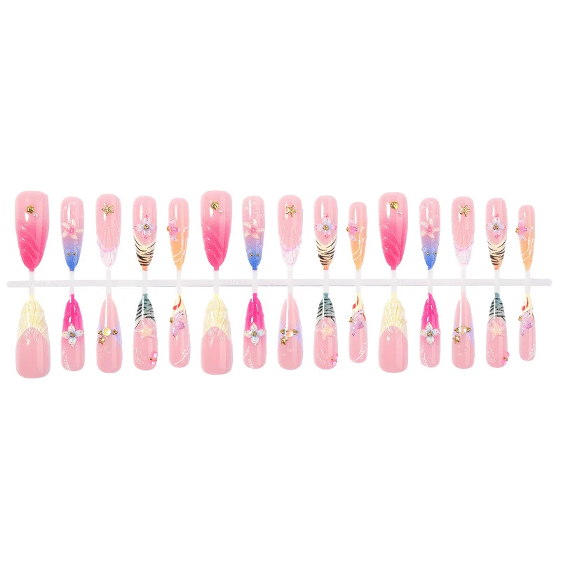 Kreatives Kunstnagelset mit luxuriösen Blüten- und Glitzerakzenten Karnz